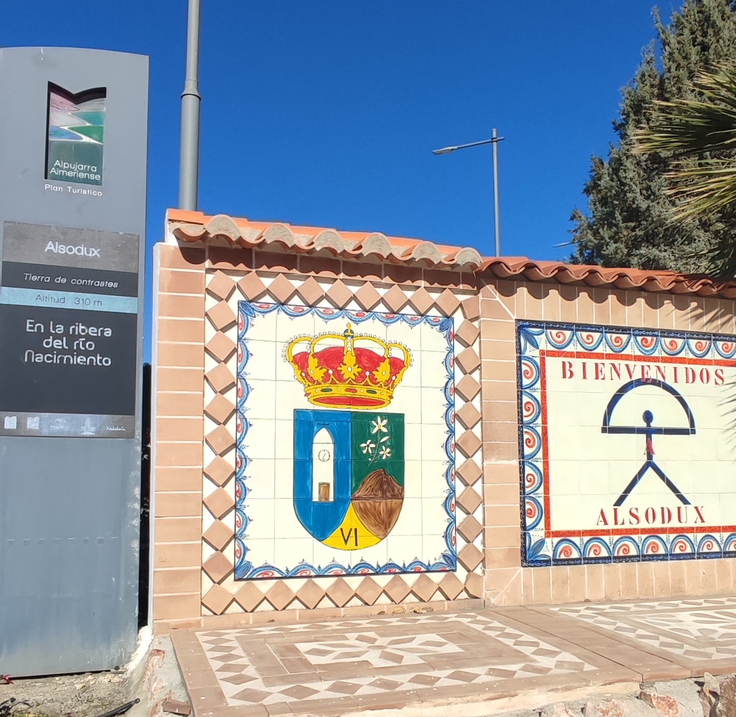 entrada del pueblo de Alsodux en el que se ve representado el escudo del pueblo y el indalo